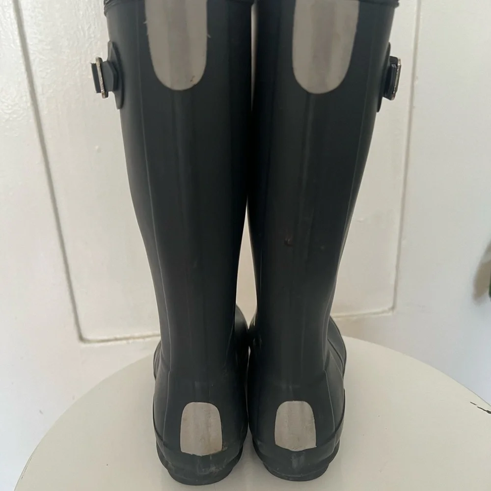Kids navy blue hunter rain boots. Size 2/3. Good condition.